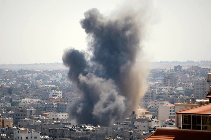 Smoke rises following what witnesses said was an Israeli air strike in Gaza August 21, 2014. (Reuters / Ahmed Zakot)