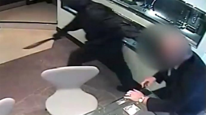​CCTV captures armed robbers storming Manchester jewelers (VIDEO)
