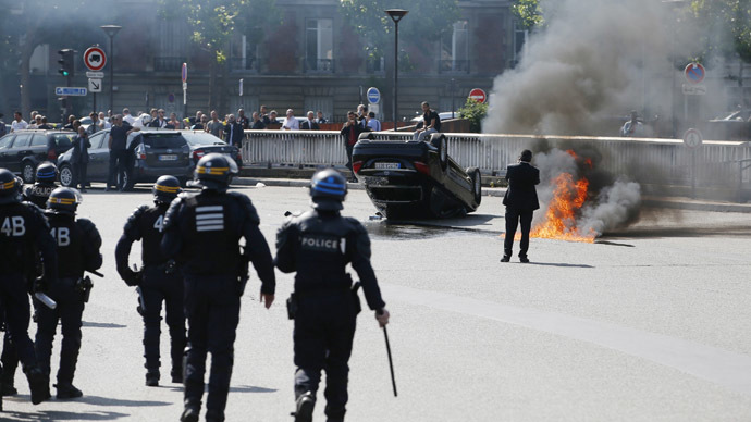 ‘Safer in Baghdad’: Courtney Love caught in anti-Uber mayhem, cars set ablaze in Paris