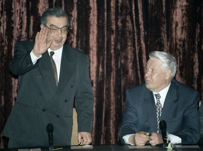 05/12/1998 Russia's President Boris Yeltsin (R) and Evgeny Primakov, Minister of Foreign Affairs, at a session of the Ministry of Foreign Affairs. (RIA Novosti / Vladimir Rodionov)