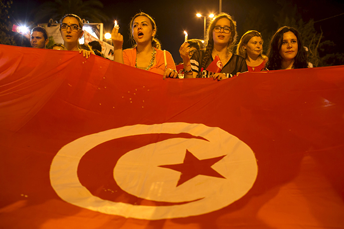 Women hold candles during a protest to condemn an attack by a gunman at the beach of the Imperial Marhabada hotel in Sousse, Tunisia, June 27, 2015 (Reuters / Zohra Bensemra)