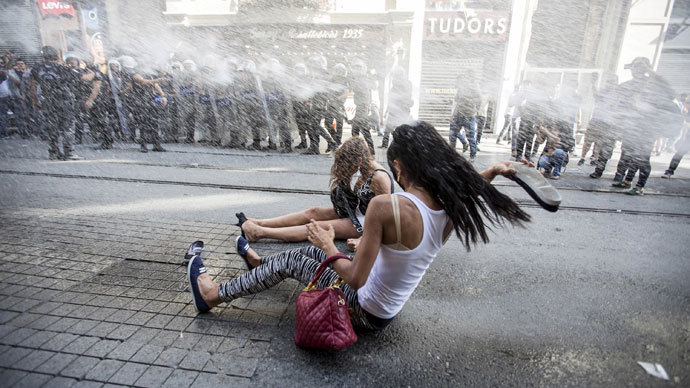Police fire water cannon & rubber bullets at gay pride Istanbul parade (PHOTOS, VIDEOS)