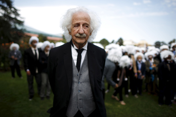 Benny Wasserman, 81, stands with other people dressed as Albert Einstein as they gather to establish a Guinness world record for the largest Einstein gathering, to raise money for School on Wheels and homeless children's education, in Los Angeles, California, United States, June 27, 2015. (Reuters / Lucy Nicholson)