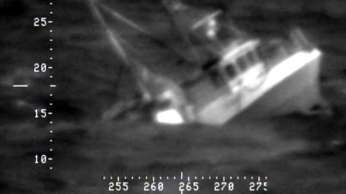 Fishermen rescued from raging sea in Norway after ship sinks (VIDEO)