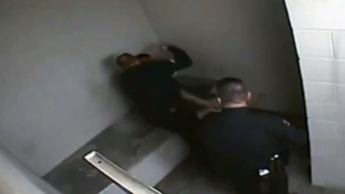 Berserk Colorado cop fired for beating of detainee