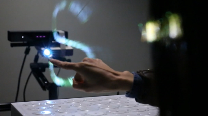 Digital drawing: Novel holographic device allows mid-air index finger artistry