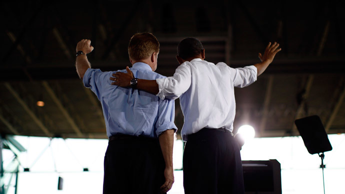 U.S. President Barack Obama gathers on stage with U.S. Senator Jim Webb (D-VA) in Virginia Beach, September 27, 2012. (Reuters / Jason Reed)