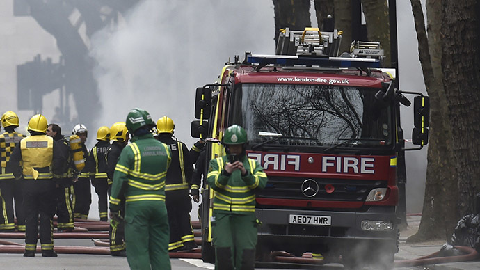 Black smoke overtakes London as 100 firefighters battle huge warehouse blaze (VIDEO)