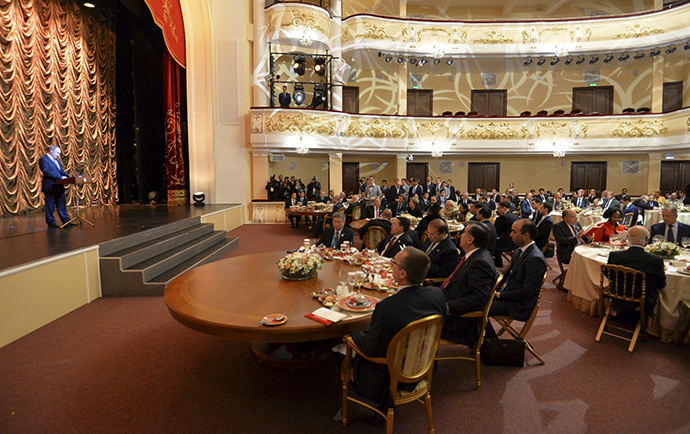 Russian President Vladimir Putin (L) addresses the audience during the reception, organized for the leaders of BRICS countries and invited guests in Ufa, Russia, July 9, 2015 (Reuters / Stringer)
