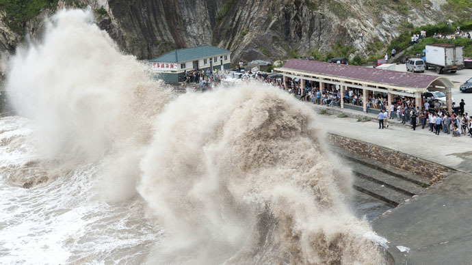 People gather to see huge waves as typhoon Chan-hom comes near Wenling, east China's Zhejiang province on July 10, 2015. (AFP Photo/China Out)