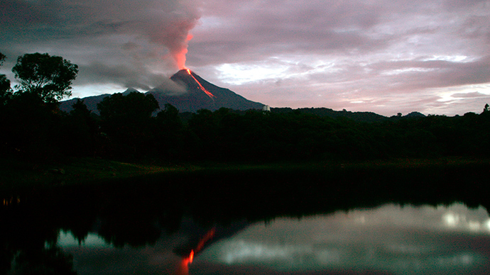 Mexico volcano eruption forces hundreds to flee their homes (VIDEO)