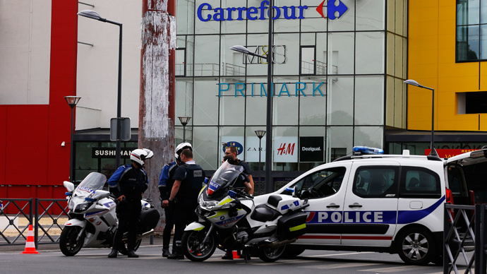 French special forces release 18 held hostage by gunmen in shop near Paris