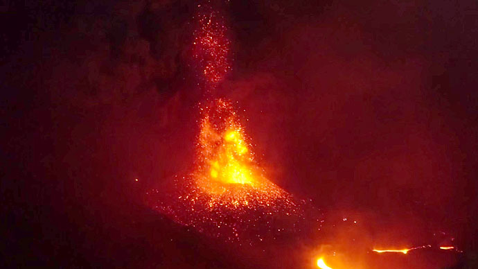 Gates of hell? Lava river, column of ash as volcano erupts in Indonesia (VIDEO)