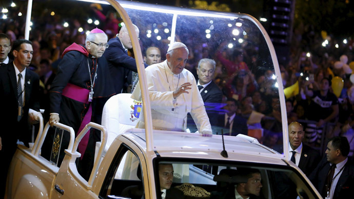 ‘Popemobile’ driver takes best ever selfie with Pontiff