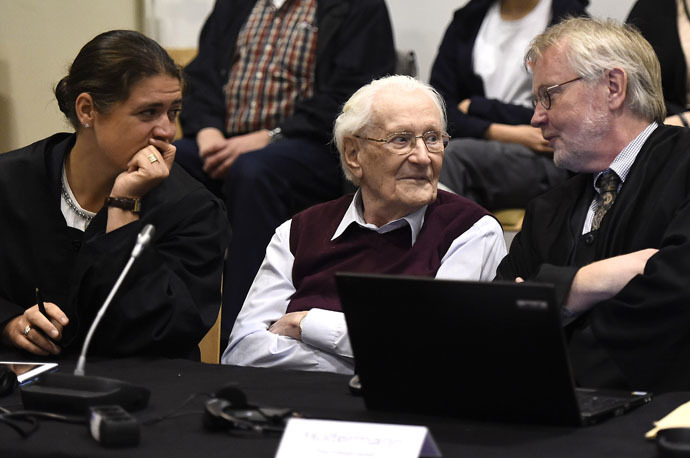 Oskar Groening (C), defendant and former Nazi SS officer dubbed the "bookkeeper of Auschwitz", sits between his lawyers Hans Holtermann (R) and Susanne Frangenberg (L) in the courtroom during the verdict of his trial in Lueneburg, Germany, July 15, 2015. (Reuters/Axel Heimken)