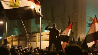 Egyptian protesters break through barricades outside Morsi’s palace