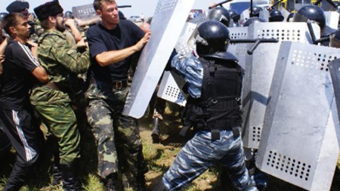 Hundreds clash in Ukraine over Orthodox cross