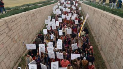 Hundreds violently protest rape of seven-year old girl in India (VIDEO)