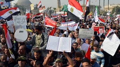 Morsi returns to palace as protesters block entrance