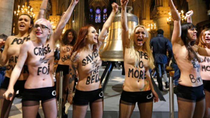 ‘No more Pope’: Femen activists get naked in Notre Dame to mark Pope’s resignation