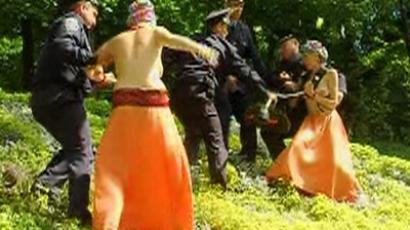 'Kill Kirill': Topless FEMEN activist attacks Russian Patriarch (VIDEO)