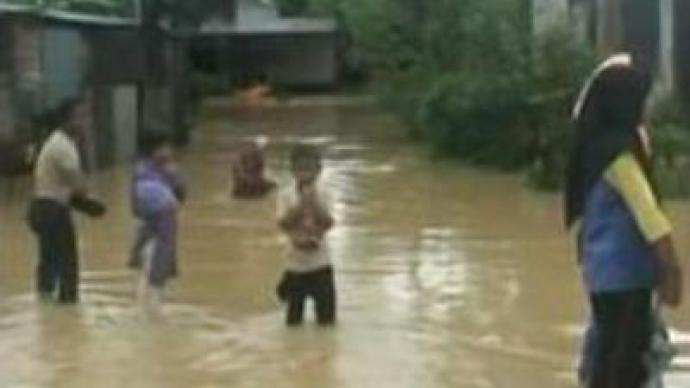 Floods force thousands Malaysians to flee