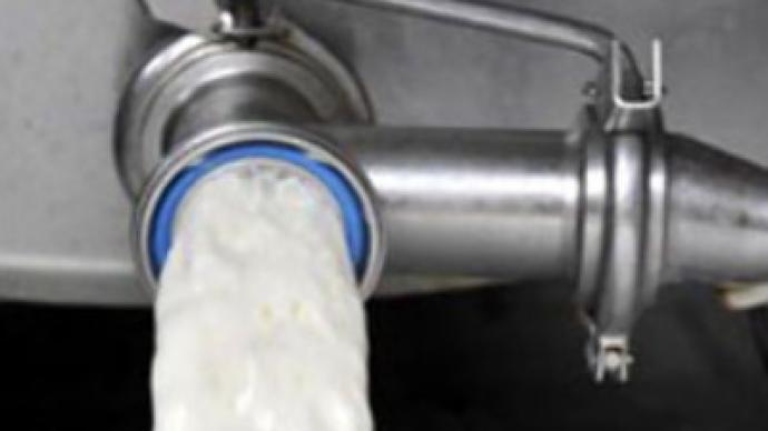German farmers dump lakes of milk in protest
