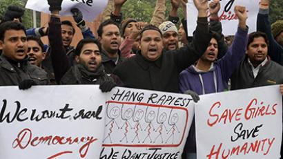 Hundreds violently protest rape of seven-year old girl in India (VIDEO)