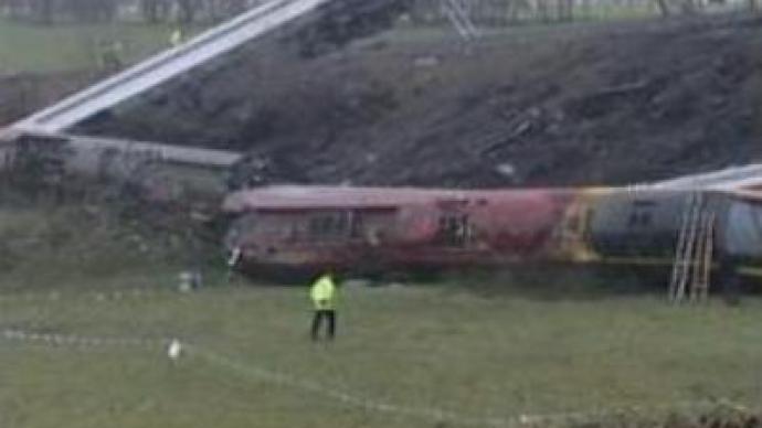 Inquiry launched over UK train derailment