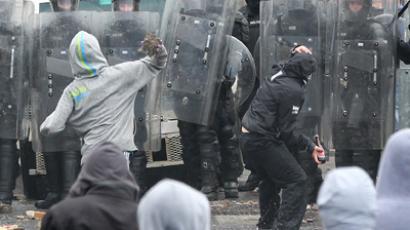 Water cannon, injured police: Belfast parade ends in street mayhem (VIDEO)