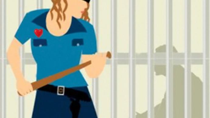 Love is blind: investigator helps convict escape 