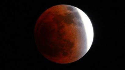 'Blood Moon' in pictures: Spectacular total lunar eclipse turns moon red (VIDEO)