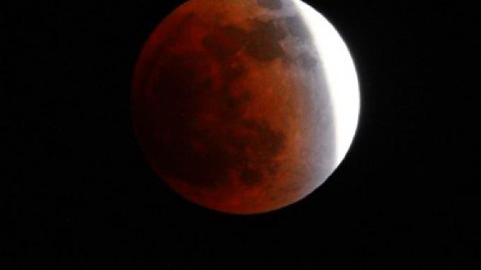 ­Final lunar eclipse of 2011 captivates stargazers