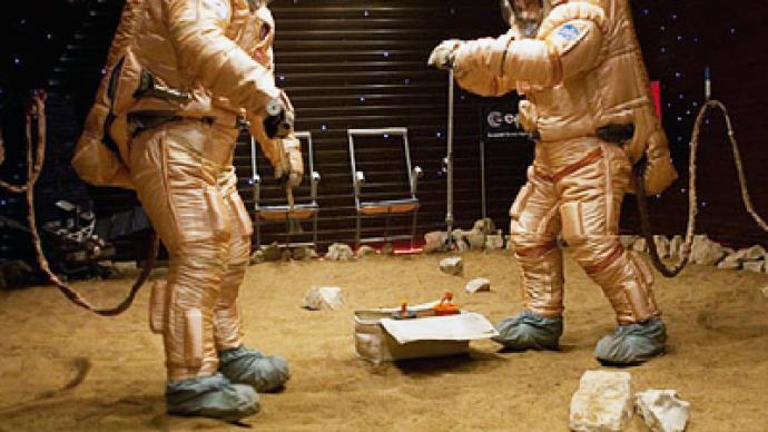 Russian cosmonauts imitate landing on Mars