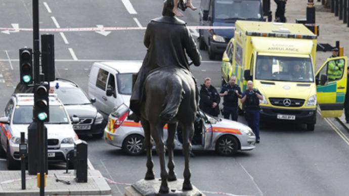 Single statue streaker stops central London