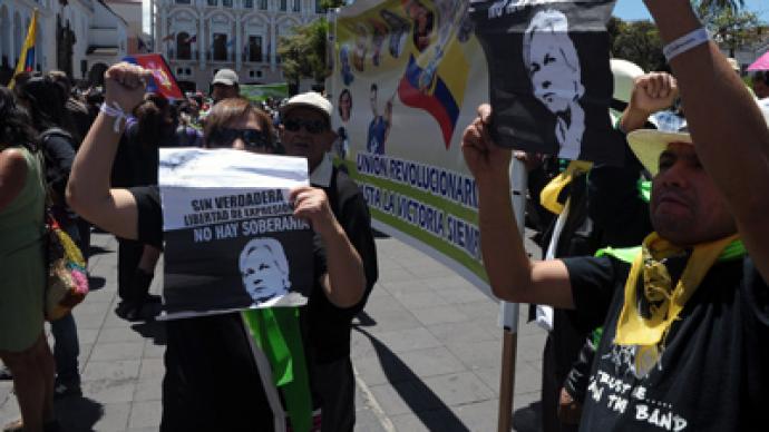 Hundreds in Ecuador rally in support of Assange