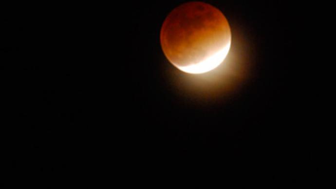 Rare lunar eclipse amuses spectators