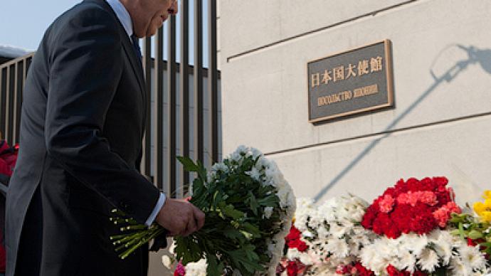 Russian FM visits Japanese Embassy and lays flowers
