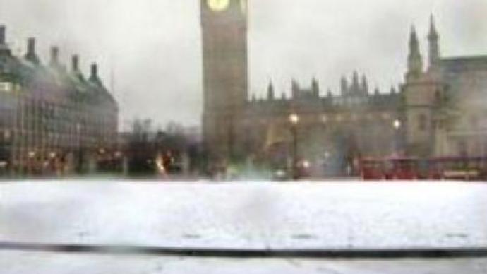 Snow disrupts travel in Britain