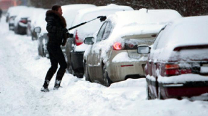 Residents of St. Petersburg help clear city after heavy snowfall
