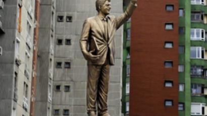 Clinton unveils statue to (guess who?) in Kosovo
