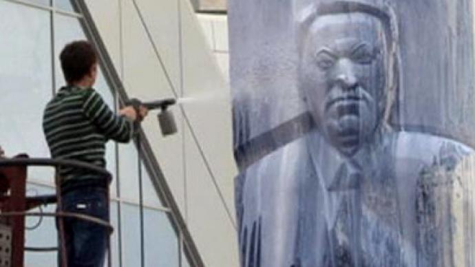Yeltsin monument paint-bombed, Communists approve