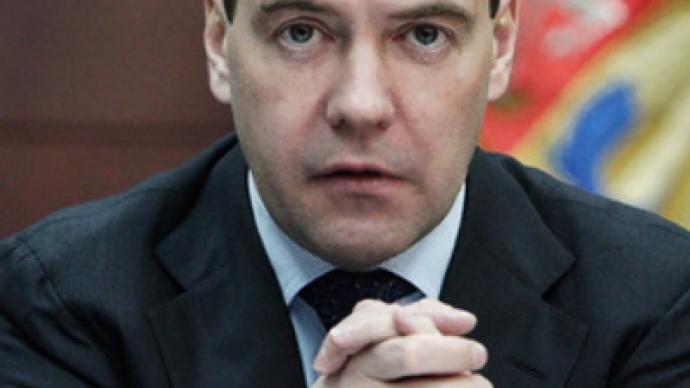 Medvedev warns bureaucrats against putting off his orders