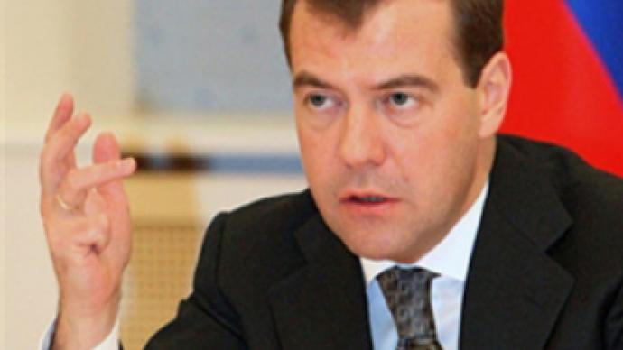 Medvedev signs bill increasing pension and social security in 2009 