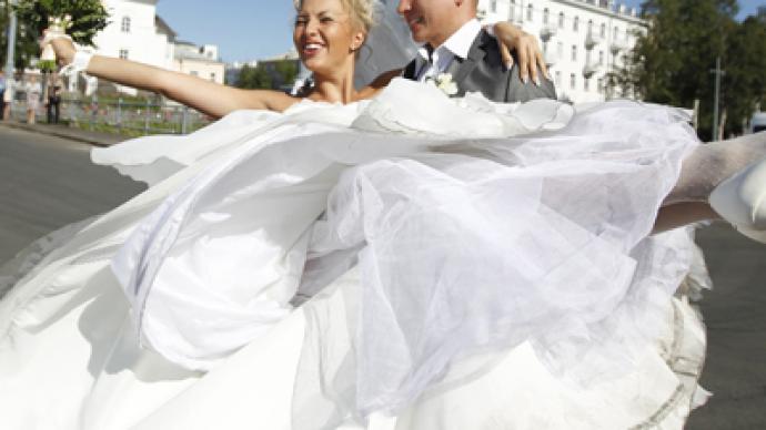 Duma to ban officials from marrying foreigners