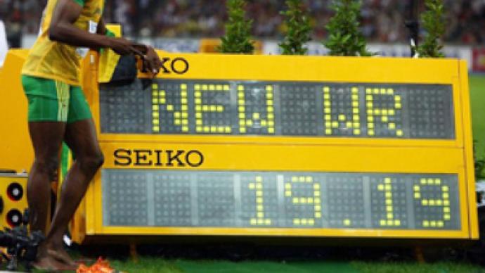 Bolt sets new mark in 200m