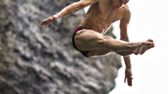 Hunt defends cliff diving crown in Boston