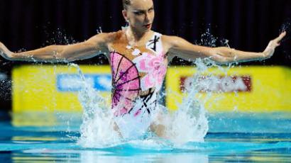Flawless synchronized swimmers land in Moscow 