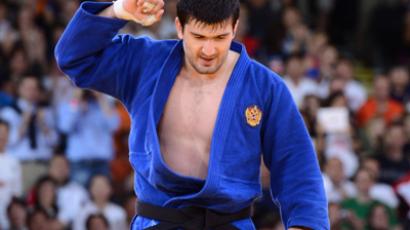 Kazakh record-breaker leaves weightlifter Ivanov behind 