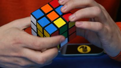 Robot’s Rubik’s revenge: Cult cube torn asunder in lightning fast solution bid (VIDEOS)